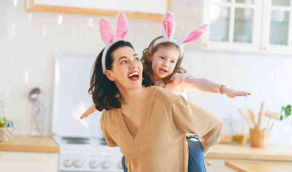 Buone Vacanze Una Madre Sua Figlia Che Preparano Pasqua Carino — Foto Stock