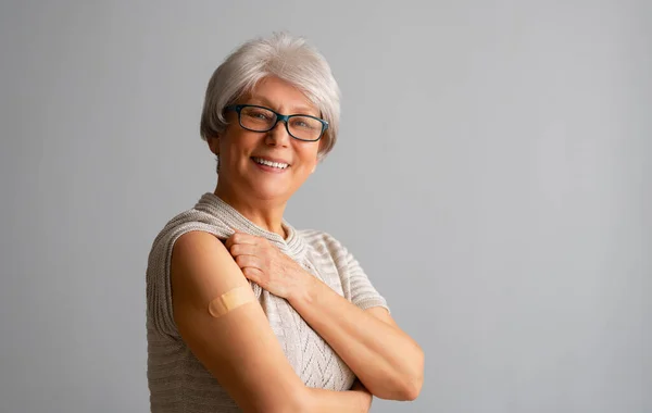 Seniorin Nach Impfung Virenschutz Covid 2019 — Stockfoto