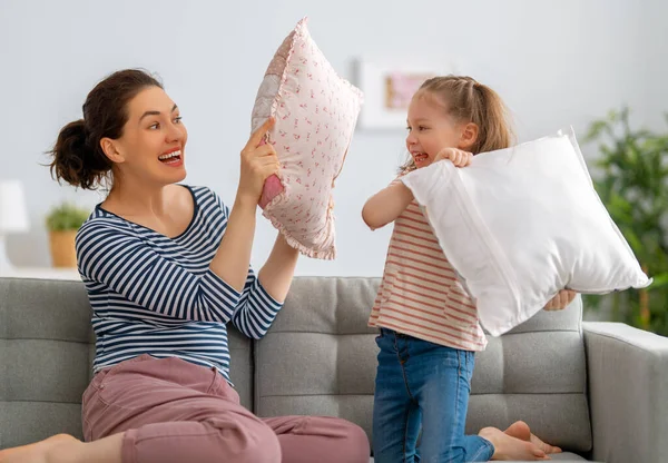 Glücklich Liebende Familie Mutter Und Kind Kämpfen Gegen Kopfkissen — Stockfoto