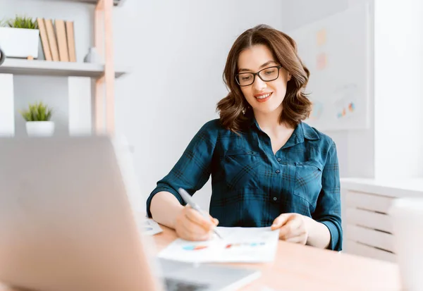 Happy Casual Piękna Kobieta Pracuje Laptopie Domu — Zdjęcie stockowe