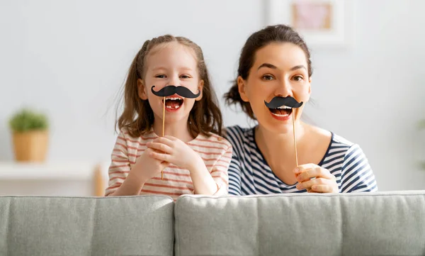 Mamá Hija Están Jugando Casa Linda Chica Está Sosteniendo Bigote —  Fotos de Stock