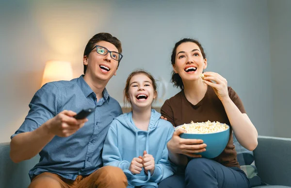 Glückliche Familie Die Abends Hause Projektor Fernseher Filme Mit Popcorn — Stockfoto