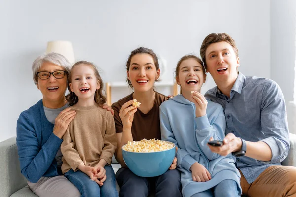 Família Feliz Assistindo Projetor Filmes Com Pipocas Casa Avó Mãe — Fotografia de Stock