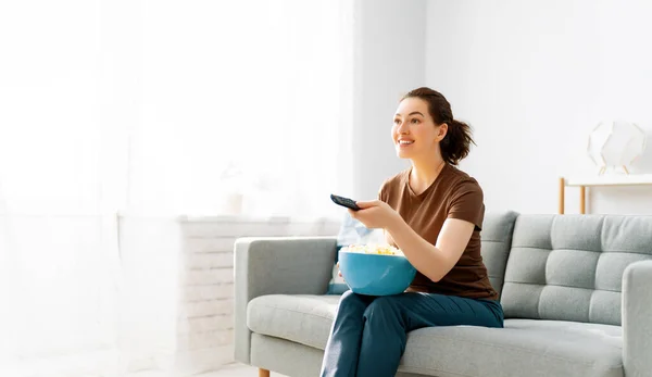 Junge Frau Vor Dem Fernseher Filme Mit Popcorn Mädchen Verbringen — Stockfoto