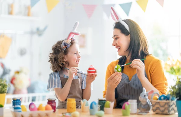 Madre Hija Pintando Huevos Familia Feliz Preparándose Para Pascua Linda —  Fotos de Stock