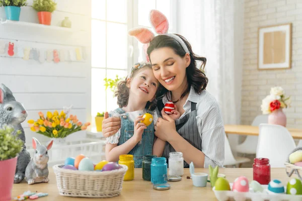 Matka Jej Córka Malują Jajka Szczęśliwa Rodzina Przygotowuje Się Wielkanocy — Zdjęcie stockowe