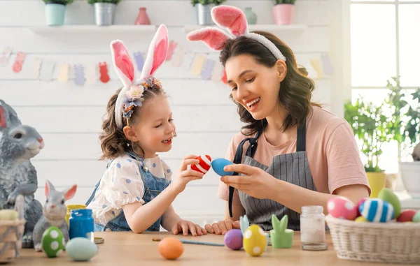 Madre Hija Pintando Huevos Familia Feliz Preparándose Para Pascua Linda — Foto de Stock