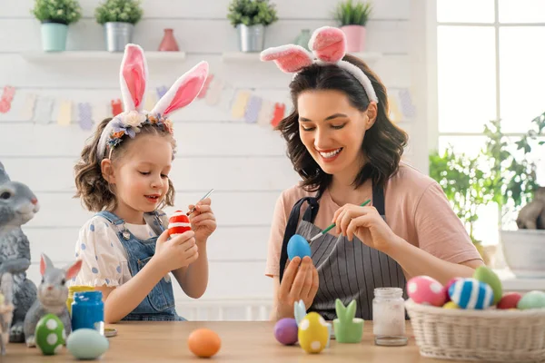 Madre Sua Figlia Dipingono Uova Buona Famiglia Che Prepara Pasqua — Foto Stock