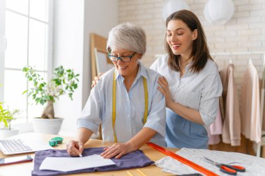 Kadınlar atölyede çalışıyor. Küçük işletme kavramı.
