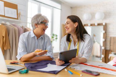 Kadınlar atölyede çalışıyor. Küçük işletme kavramı.