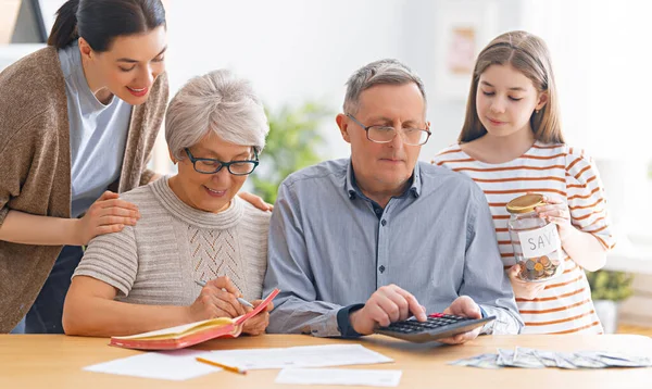 Familia Está Sentada Escritorio Con Recibo Papel Cálculo Los Gastos — Foto de Stock