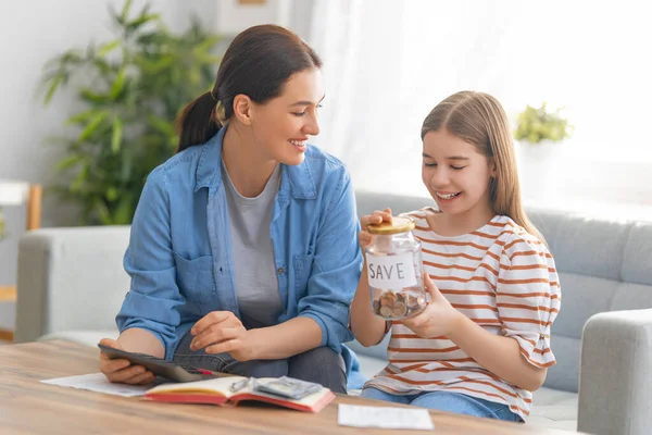 Mujer Niño Sentados Sofá Con Recibo Papel Están Calculando Los —  Fotos de Stock