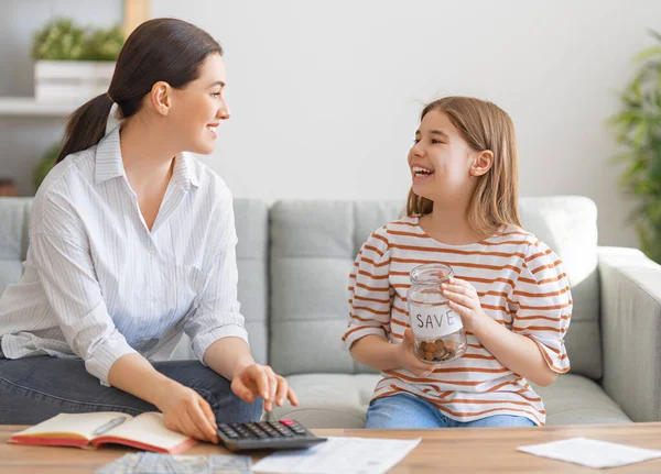 Mujer Niño Sentados Sofá Con Recibo Papel Están Calculando Los — Foto de Stock