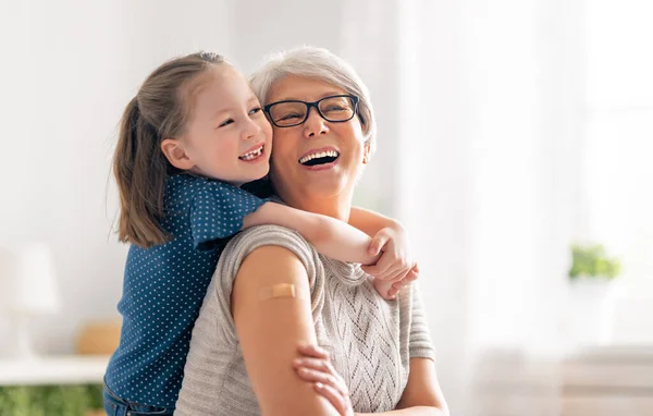 Femme Âgée Après Vaccination Petite Fille Maison Protection Contre Les — Photo