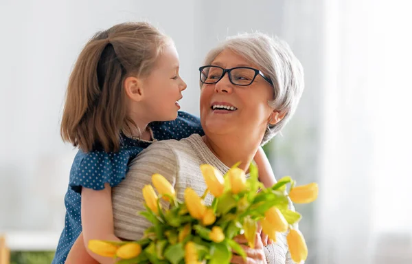 Feliz Día Madre Niño Está Felicitando Abuela Dándole Flores Abuela — Foto de Stock