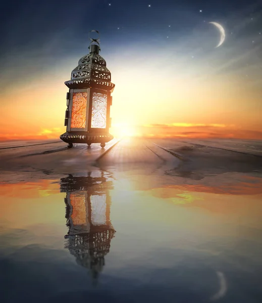 砂の上に輝く燃えるろうそくと装飾的なアラビアランタン お祝いのグリーティングカード イスラム教徒の聖なる月への招待ラマダーン カレーム — ストック写真
