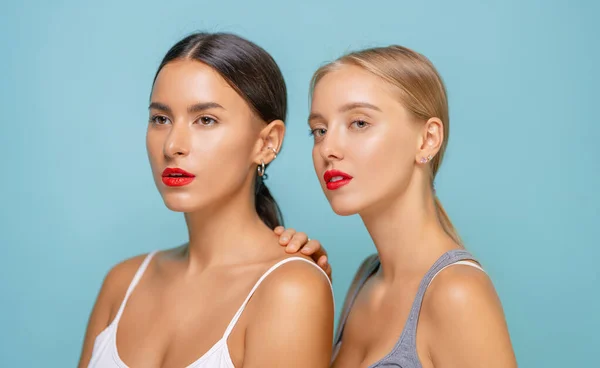 Retrato Dos Hermosas Mujeres Jóvenes Pie Juntas Abrazadas — Foto de Stock