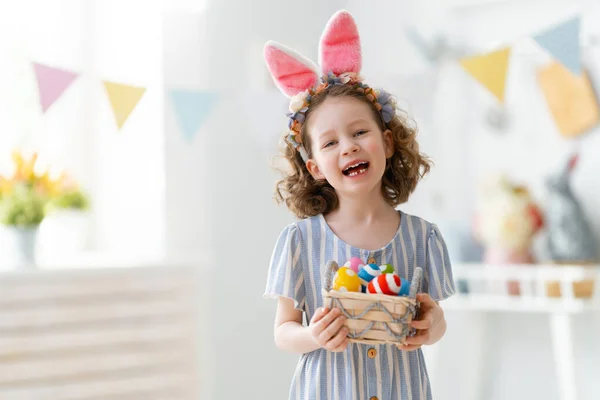 Piękne Dziecko Malowaniem Jajek Szczęśliwa Rodzina Przygotowuje Się Wielkanocy Cute — Zdjęcie stockowe