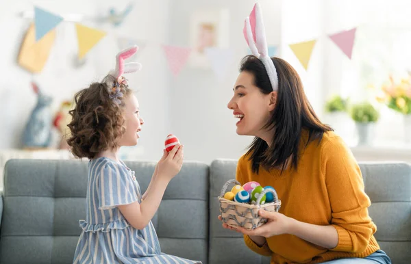 Kellemes Ünnepeket Anya Lánya Tojásfestéssel Család Ünnepli Húsvétot Aranyos Kislány — Stock Fotó