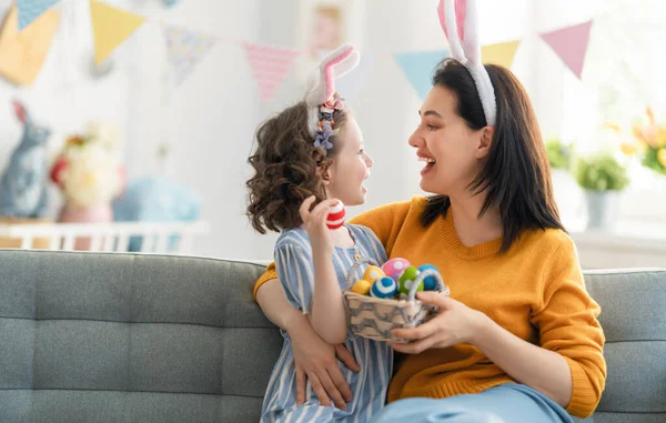 Tatiller Anne Kızı Yumurta Boyuyor Paskalyayı Kutlayan Aile Sevimli Küçük — Stok fotoğraf