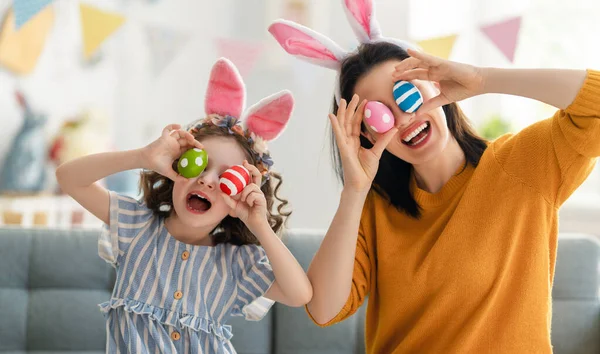 Kellemes Ünnepeket Anya Lánya Tojásfestéssel Család Ünnepli Húsvétot Aranyos Kislány — Stock Fotó