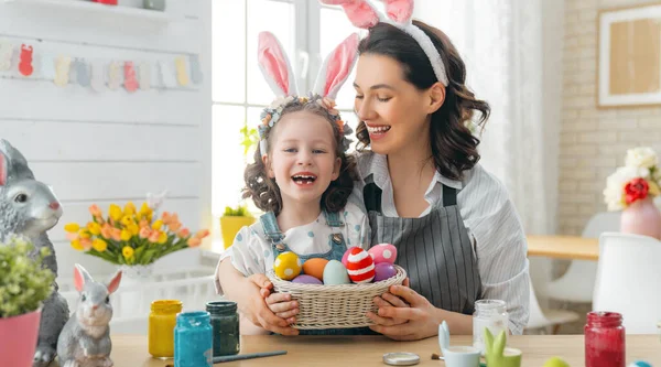 Madre Hija Pintando Huevos Familia Feliz Preparándose Para Pascua Linda — Foto de Stock