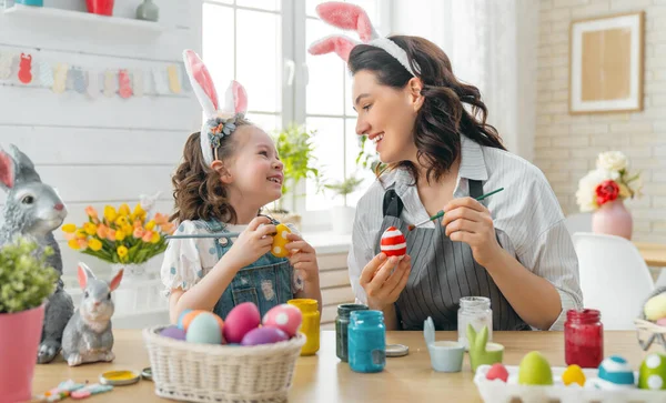 Anne Kızı Yumurta Boyuyor Mutlu Aile Paskalya Için Hazırlanıyor Tavşan — Stok fotoğraf