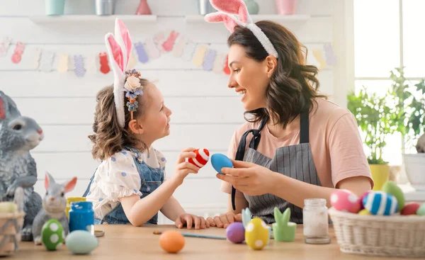 Anne Kızı Yumurta Boyuyor Mutlu Aile Paskalya Için Hazırlanıyor Tavşan — Stok fotoğraf