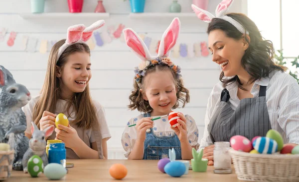 Tatiller Bir Anne Kızları Yumurta Boyuyor Aile Paskalya Için Hazırlanıyor — Stok fotoğraf