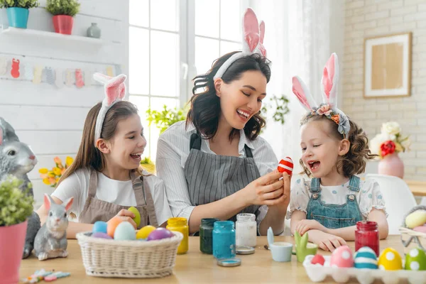 Felices Vacaciones Una Madre Sus Hijas Están Pintando Huevos Familia —  Fotos de Stock