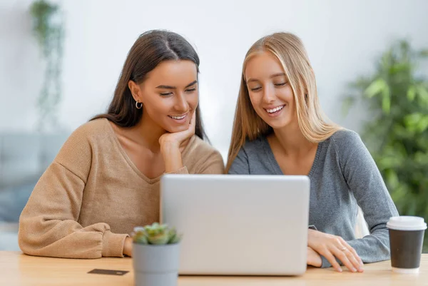 Deux Jeunes Femmes Heureuses Qui Font Des Achats Ligne Les — Photo