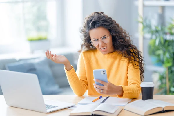 Confused Frustrated Young Businesswoman Studying Online Watching Webinar Podcast Laptop — Stock Photo, Image