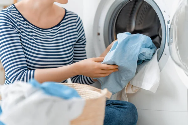 Μια Γυναίκα Βάζει Μπουγάδα Στο Σπίτι Πλυντήριο Και Χέρια Κοντά — Φωτογραφία Αρχείου
