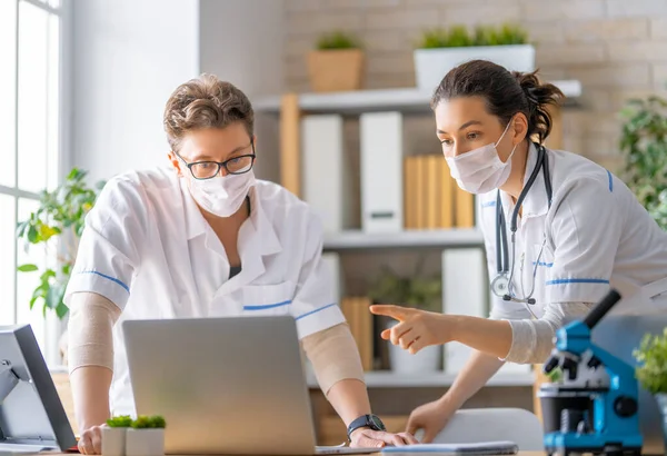 Los Doctores Están Hablando Gente Está Trabajando Oficina Médica —  Fotos de Stock