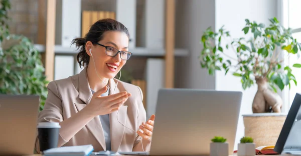 Happy Casual Piękna Kobieta Pracuje Laptopie Rozmawia Kimś Biurze — Zdjęcie stockowe