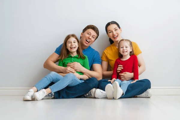 Feliz Família Amorosa Mãe Pai Filhos Filhas Fundo Branco — Fotografia de Stock