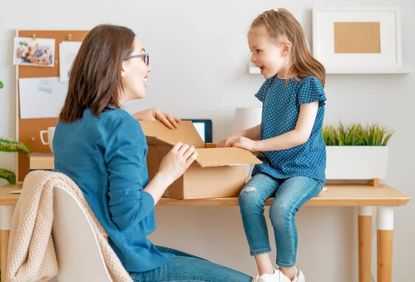 Mãe Filha Estão Desembalando Caixa Papelão Casa — Fotografia de Stock