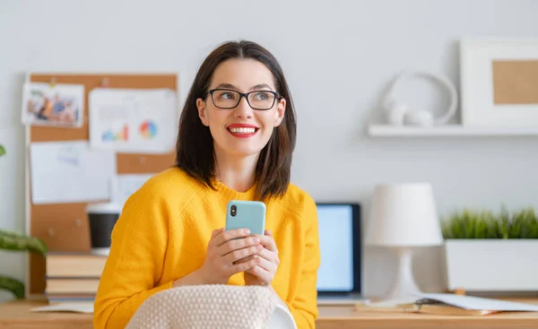 Feliz Casual Hermosa Mujer Trabajando Casa Oficina — Foto de Stock