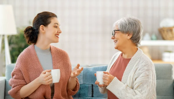 Hermosa Madre Hija Están Hablando Sonriendo Mientras Están Sentadas Sofá — Foto de Stock