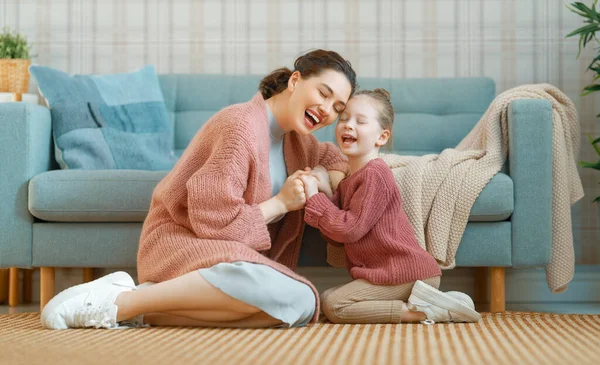 Mutter Und Tochter Spielen Lächeln Und Umarmen Sich Hause — Stockfoto