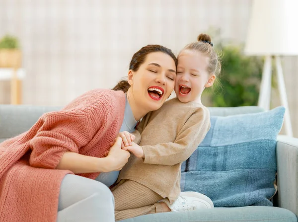 Mãe Sua Filha Criança Menina Estão Brincando Sorrindo Abraçando Casa — Fotografia de Stock