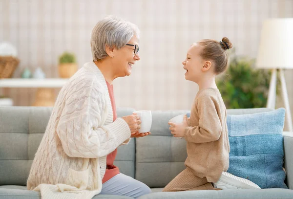 Una Buena Chica Abuela Disfrutando Mañana Soleada Buen Momento Casa — Foto de Stock