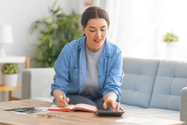 Masada oturan kadınlar aile bütçesini yöneten masrafları hesaplıyorlar..