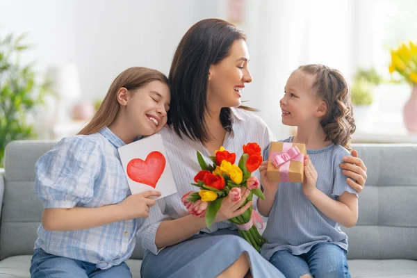 Gelukkige Moederdag Kinderen Dochters Feliciteren Moeder Geven Haar Ansichtkaart Bloemen — Stockfoto