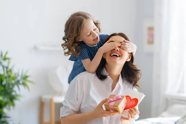 Alles Gute Zum Muttertag Die Tochter Gratuliert Der Mutter Und — Stockfoto