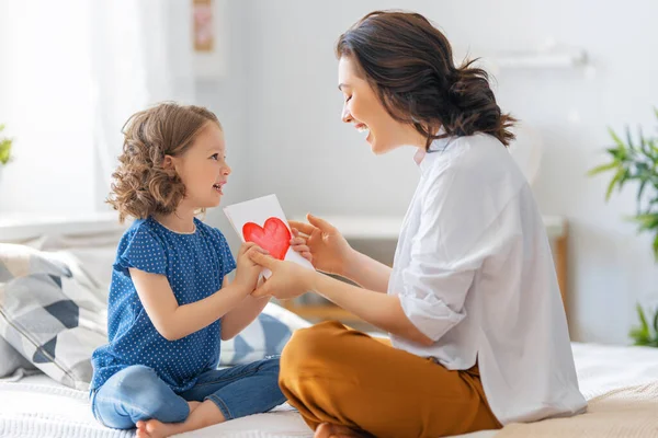 Glad Mors Dag Barnets Dotter Gratulerar Mamma Och Ger Henne — Stockfoto