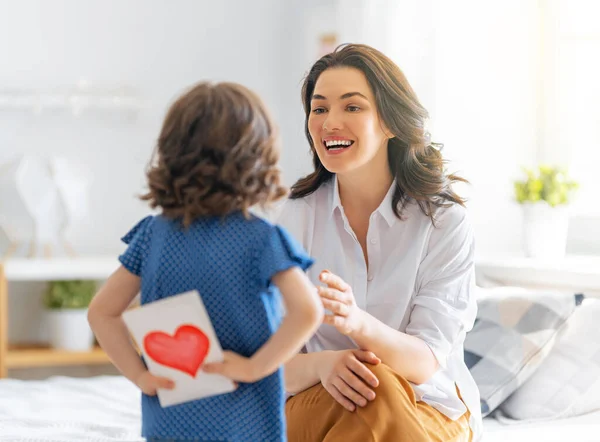 Glad Mors Dag Barnets Dotter Gratulerar Mamma Och Ger Henne — Stockfoto