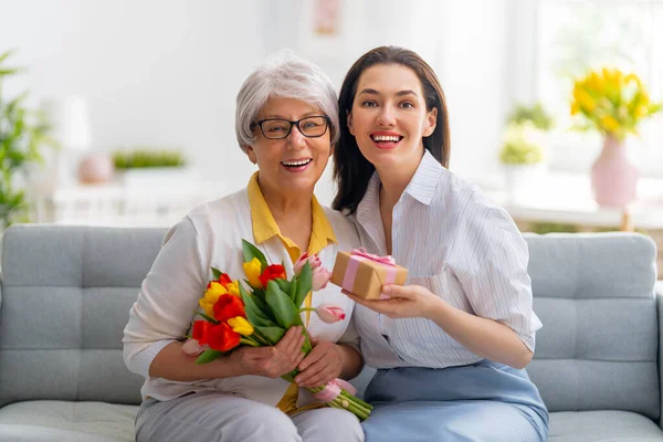 Schöne Junge Frau Und Ihre Mutter Mit Blumen Tulpen Den — Stockfoto