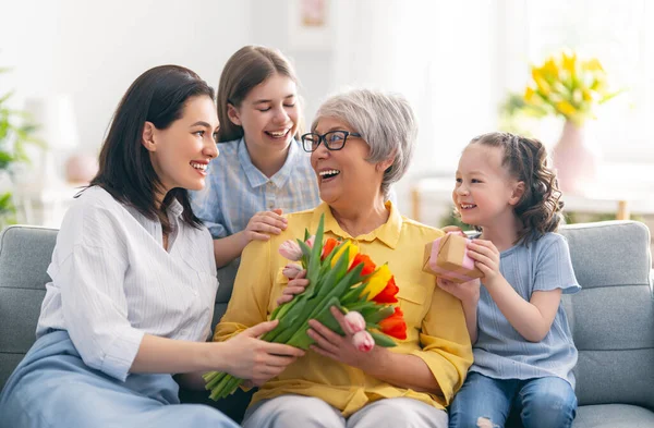 Bonne Fête Des Mères Enfants Filles Mère Félicitent Mamie Donnant — Photo