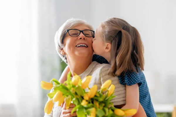 Счастливого Дня Матери Ребенок Поздравляет Бабушку Подарком Цветов Бабушка Девушка — стоковое фото